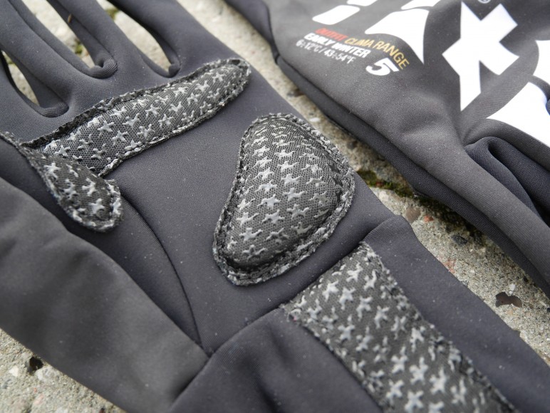 assos early winter gloves